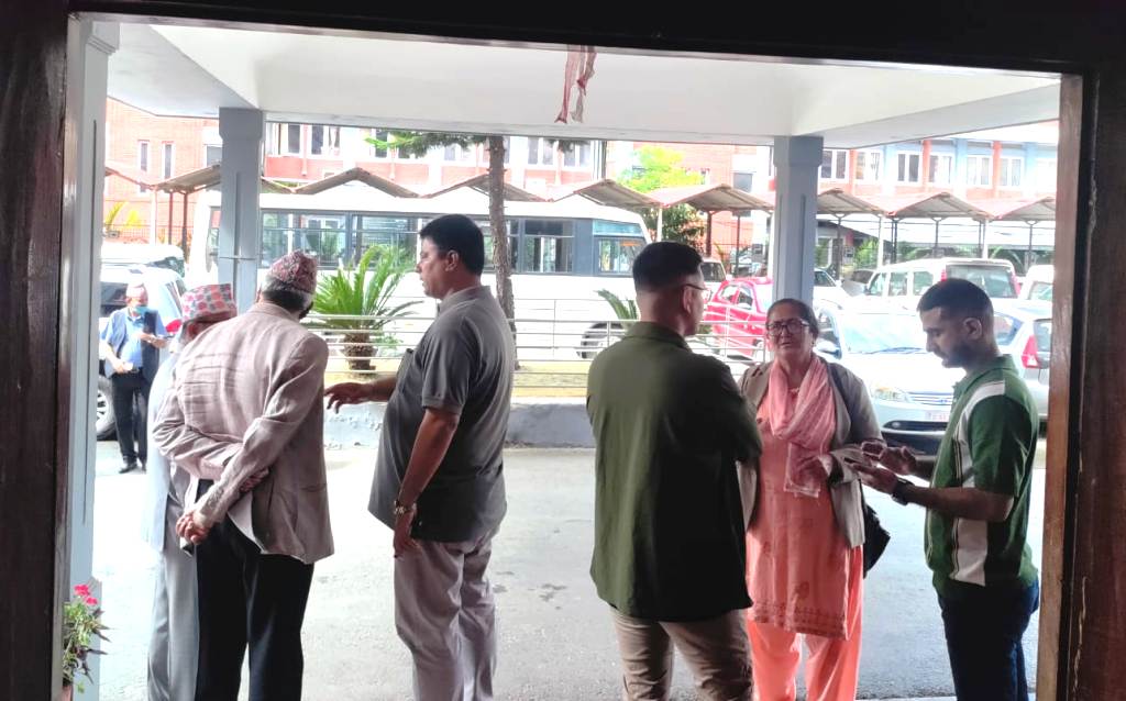 सरकारले सहमति पालना नगरेको भन्दै सिंहदरबार शिक्षकहरूको धर्ना